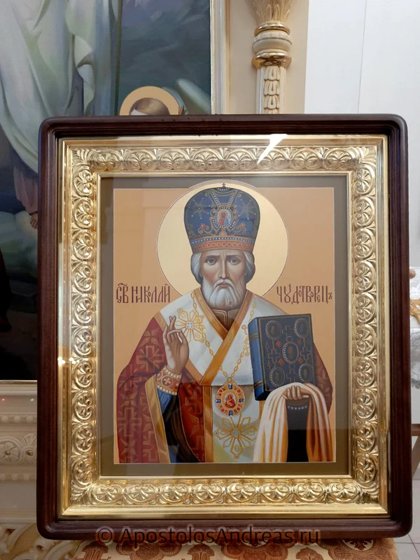 Храмовая икона «Николай Чудотворец». Формат 40×50 см, киот с резной рамой — храм Рождества Христова в Оренбурге